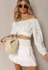 Biało-Zielona Boho Bluzka z Bufiastymi Rękawami Wiązana na Dole w Kwiaty Darinafa. Białe bluzki damskie Renee, bez wzorów, boho, bez kołnierzyka, bez ramiączek. Za 49.99 zł.