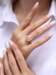 Pierres de Jade Pozłacany pierścionek z kwarcem rozmiar: onesize. Różowe pierścionki damskie Pierres de Jade, z kwarcem, pozłacane. Za 83.22 zł.