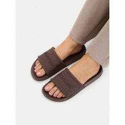 Klapki Hunter. Brązowe klapki damskie Hunter, bez wzorów, bez obcasa, bez zapięcia. Za 119.99 zł.