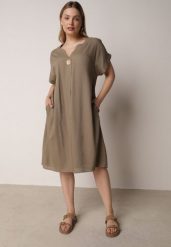 Ciemnobeżowa Pudełkowa Sukienka z Lnem i Wiskozą Zdobiona Metalicznym Guzikiem Phisoth. Brązowe sukienki damskie Born2be, z aplikacjami, z bawełny, biznesowe, bez ramiączek. Za 89.99 zł.