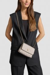 GUESS Torebka w kolorze taupe damska Giully II Mini. Brązowe torebki wieczorowe damskie Guess, z aplikacjami, z materiału, na ramię, bez dodatków. W wyprzedaży za 475.99 zł.