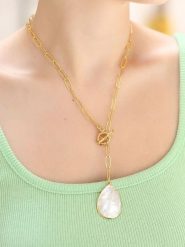 L'Atelier de Gaia Pozłacany naszyjnik z zawieszką - dł. 50 cm rozmiar: onesize. Białe naszyjniki damskie L'Atelier de Gaia, z perłą, pozłacane. Za 52.99 zł.