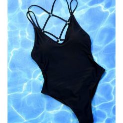 Strój kąpielowy jednoczęściowy z regulowanymi szelkami na plażę Henriikka. Czerwone stroje jednoczęściowe Intica, bez wzorów, z materiału. W wyprzedaży za 139.00 zł.