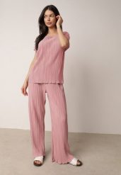 Różowe Szerokie Spodnie z Wysokim Stanem ze Zwiewnej Tkaniny z Plisami Galiris. Czerwone spodnie materiałowe damskie Born2be, bez wzorów, z jeansu, długie. Za 59.99 zł.