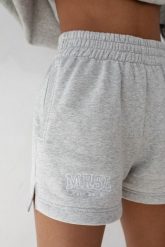 Szorty z dzianiny dresowej z haftem MRSL w kolorze LIGHT GREY MELANGE - LE PETIT-L. Szare spodenki sportowe damskie Marsala, l, bez wzorów, z bawełny, z podwyższonym stanem, na fitness i siłownię. W wyprzedaży za 47.97 zł.