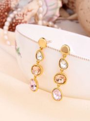 L'Atelier de Gaia Pozłacane kolczyki-wkrętki z cyrkoniami rozmiar: onesize. Brązowe kolczyki damskie L'Atelier de Gaia, z cyrkonią, pozłacane. Za 122.96 zł.