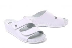 DR. BRINKMANN 703790-3 weiss, klapki damskie. Białe klapki damskie Dr. Brinkmann, bez wzorów, ze skóry, bez obcasa, bez zapięcia. Za 206.43 zł.