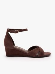 Brązowe sandały na koturnie. Brązowe sandały damskie Ryłko, bez wzorów, ze skóry, z okrągłym noskiem, bez obcasa, na koturnie, bez zapięcia. Za 399.99 zł.