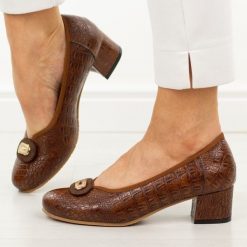 Brązowe skórzane czółenka damskie Potocki 19488. Brązowe czółenka damskie POTOCKI, bez wzorów, ze skóry, z okrągłym noskiem, bez obcasa, na obcasie. W wyprzedaży za 192.72 zł.