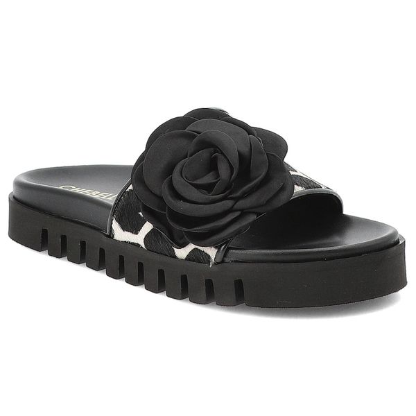 Czarne Klapki Chebello Stylowe Obuwie Damskie Żyrafa. Czarne klapki damskie CheBello, bez wzorów, ze skóry, bez obcasa, bez zapięcia. Za 429.00 zł.