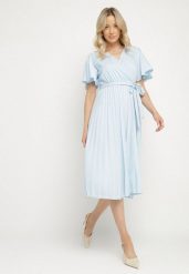 Jasnoniebieska Sukienka Plisowana z Dekoltem w V z Paskiem w Talii Zolseki. Niebieskie sukienki damskie Born2be, bez wzorów, klasyczne, bez ramiączek. Za 109.99 zł.