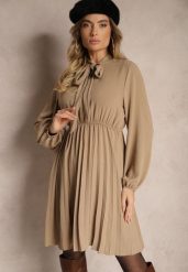 Ciemnobeżowa Plisowana Sukienka o Eleganckim Kroju z Wiązaniem przy Dekolcie i Gumką w Pasie Belorinda. Brązowe sukienki damskie Renee, bez wzorów, eleganckie, bez ramiączek. W wyprzedaży za 55.99 zł.