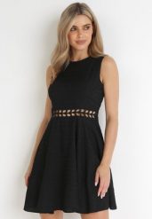 Czarna Sukienka Mini z Ozdobnymi Wycięciami w Talii Semira. Czarne sukienki damskie Born2be, w ażurowe wzory, z koronki, bez ramiączek. Za 159.99 zł.