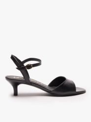 Czarne sandały na obcasie. Czarne sandały damskie Ryłko, bez wzorów, z gumy, z okrągłym noskiem, bez obcasa, na obcasie, bez zapięcia. Za 399.99 zł.