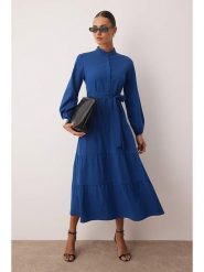 Trendyol Sukienka w kolorze granatowym rozmiar: 44. Niebieskie sukienki damskie Trendyol, bez wzorów, bez ramiączek. Za 95.99 zł.