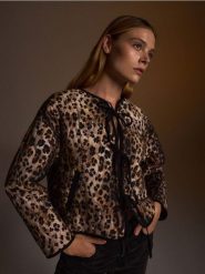 Lekka kurtka - wielobarwny. Kurtki damskie Reserved, l, bez wzorów, z tkaniny, bez kaptura. W wyprzedaży za 79.99 zł.