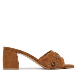 Klapki Guess. Brązowe klapki damskie Guess, z aplikacjami, bez obcasa, bez zapięcia. Za 589.99 zł.