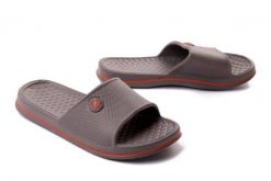 AXIM 7K23767 dark grey, klapki basenowe damskie. Szare klapki damskie Axim, bez wzorów, bez obcasa, bez zapięcia. Za 24.49 zł.