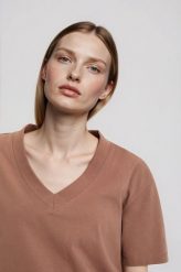 T-shirt z dekoltem w serek beżowy. Brązowe t-shirty damskie MOODO, l, bez wzorów, z bawełny, bez kołnierzyka. Za 39.99 zł.