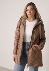 Jasnobrązowa Pikowana Kurtka Przejściowa Parka z Kapturem o Długim Kroju z Ozdobą Isaline. Brązowe kurtki damskie Born2be, l, z dresówki, z kapturem. Za 149.99 zł.