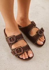 Brązowe Klapki VICES Ozdobione Przeszyciami i Klamrami z Imitacji Drewna Kallinope. Brązowe klapki damskie Born2be, bez wzorów, bez obcasa, na płaskiej podeszwie, bez zapięcia. Za 99.99 zł.