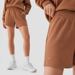 SPODENKI DAMSKIE 4F DRESOWE Z DODATKIEM MODALU TSHOF324 KRÓTKIE KOLOR BRĄZOWY. Brązowe spodenki sportowe damskie 4F, na lato, l, bez wzorów, z dresówki, do biegania. Za 139.99 zł.