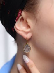 L'Atelier de Gaia Pozłacane kolczyki z czarnym rutylem rozmiar: onesize. Szare kolczyki damskie L'Atelier de Gaia, pozłacane, z zapięciem typu bigiel. Za 39.99 zł.