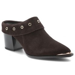 Klapki damskie S.Barski, z zamszowej skóry naturalnej z dekoracyjnymi nitami i stabilnym obcasem, brązowe, CR61-3059. Brązowe klapki damskie S.BARSKI, bez wzorów, ze skóry, bez obcasa, na obcasie, bez zapięcia. Za 359.00 zł.