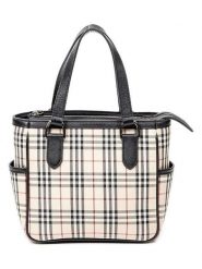 Burberry Torebka w kolorze kremowym - 21 x 19 x 10 cm rozmiar: onesize. Brązowe torebki klasyczne damskie Burberry, z materiału, bez dodatków. Za 2,514.99 zł.