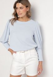 Jasnoniebieska Bluzka o Kroju Nietoperza z Guzikami Jenadwen. Niebieskie bluzki damskie Born2be, uniwersalny, bez wzorów, bez kołnierzyka, bez ramiączek. Za 69.99 zł.