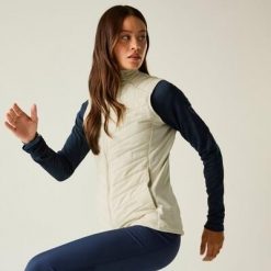 Damska wodoodporna pikowana kamizelka Air Lite. Białe kamizelki damskie Dare 2b, bez wzorów, z materiału, bez kaptura. Za 479.99 zł.