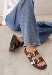 Brązowe Klapki na Płaskiej Podeszwie Ozdobione Paskami z Klamrami Piadora. Brązowe klapki damskie Renee, bez wzorów, bez obcasa, na płaskiej podeszwie, bez zapięcia. Za 89.99 zł.