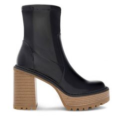 Botki Nine West. Czarne botki damskie Nine West, bez obcasa, na słupku, bez zapięcia. Za 349.99 zł.