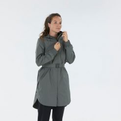 Kurtka turystyczna damska Quechua Raincut Long wodoodporna. Czerwone kurtki damskie QUECHUA, m, bez wzorów, bez kaptura. Za 129.99 zł.