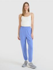 4F Spodnie dresowe joggery z modalem damskie - niebieskie XL. Niebieskie spodnie dresowe damskie 4F, bez wzorów, z dresówki. W wyprzedaży za 139.99 zł.