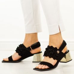 Czarne skórzane sandały damskie DiA 3145. Czarne sandały damskie DiA, bez wzorów, ze skóry, bez obcasa, na obcasie, bez zapięcia. Za 379.00 zł.