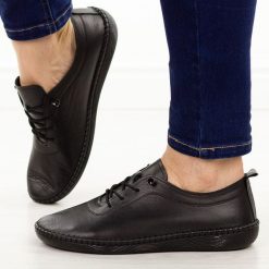 Czarne skórzane półbuty damskie T.Sokolski 2023. Czarne półbuty damskie Sokolski, bez wzorów, ze skóry, bez obcasa, bez zapięcia. Za 239.00 zł.