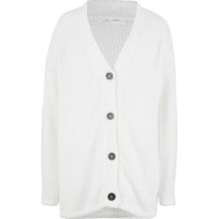 Sweter rozpinany z puszystej przędzy bonprix biel wełny. Kardigany damskie bonprix. Za 59.99 zł.