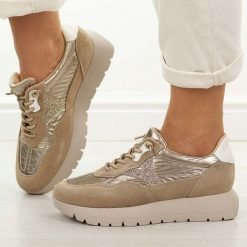 Złote skórzane sneakersy damskie Vinceza 18115. Żółte obuwie sportowe damskie VINCEZA, na jesień, z jeansu, bez zapięcia. Za 239.00 zł.