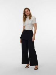 Vero Moda Bluzka w kolorze białym rozmiar: XL. Białe bluzki damskie Vero Moda, xl, bez wzorów, z koronki, bez kołnierzyka, bez ramiączek. Za 56.93 zł.