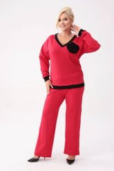 Bawełniany czerwony komplet dresowy Comfy - bluza z różą + długie spodnie PLUS SIZE XXL OVERSIZE. Czerwone bluzy damskie Moda Size Plus Iwanek, plus size, z aplikacjami, z bawełny, bez kaptura. W wyprzedaży za 279.90 zł.