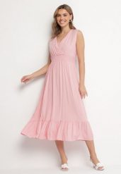Różowa Wiskozowa Sukienka o Kopertowym Kroju z Falbanką Uliria. Czerwone sukienki damskie Born2be, bez wzorów, z wiskozy, eleganckie, bez ramiączek. Za 89.99 zł.