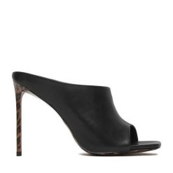 Klapki Eva Minge. Czarne klapki damskie Eva Minge, bez wzorów, bez obcasa, bez zapięcia. Za 449.99 zł.