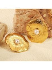 Atelier MIU Pozłacane kolczyki-wkrętki z perłami rozmiar: onesize. Białe kolczyki damskie atelier MIU, z perłą, pozłacane. Za 34.99 zł.