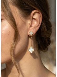 Atelier MIU Pozłacane kolczyki-wkrętki z cyrkoniami i masą perłową rozmiar: onesize. Białe kolczyki damskie atelier MIU, z cyrkonią, pozłacane. Za 73.95 zł.