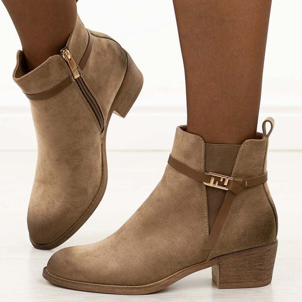 Khaki zamszowe botki damskie Potocki 12724. Brązowe botki damskie POTOCKI, na jesień, z gumy, boho, z okrągłym noskiem, bez obcasa, na obcasie, bez zapięcia. W wyprzedaży za 188.34 zł.