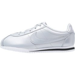 Nike Sportswear CORTEZ SE Tenisówki i Trampki metallic platinum/pure platinum. Szare buty sportowe dziewczęce Nike Sportswear, z materiału. W wyprzedaży za 188.30 zł.