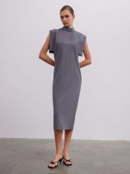 BGN Sukienka w kolorze antracytowym rozmiar: 36. Czarne sukienki damskie BGN, bez wzorów, bez ramiączek. Za 135.81 zł.