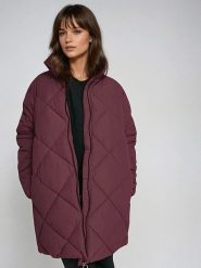 Monki Kurtka zimowa w kolorze bordowym rozmiar: S. Czerwone kurtki damskie Monki, na zimę, s, bez wzorów, z puchu, bez kaptura. Za 122.38 zł.