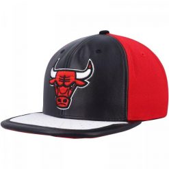 Czapka z daszkiem unisex koszykarska Mitchell & Ness Chicago Bulls. Czarne czapki z daszkiem damskie Mitchell & Ness, bez wzorów, z materiału. Za 179.00 zł.